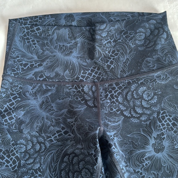 Lululemon Wunder Unders 6 - Picture 2 of 6